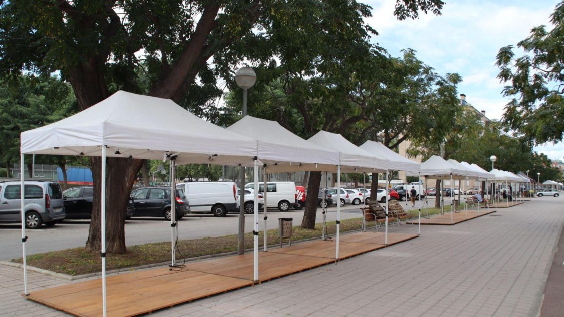 Lloguer de Carpes per a Esdeveniments | Carpes amb Tarima de mida 3x2