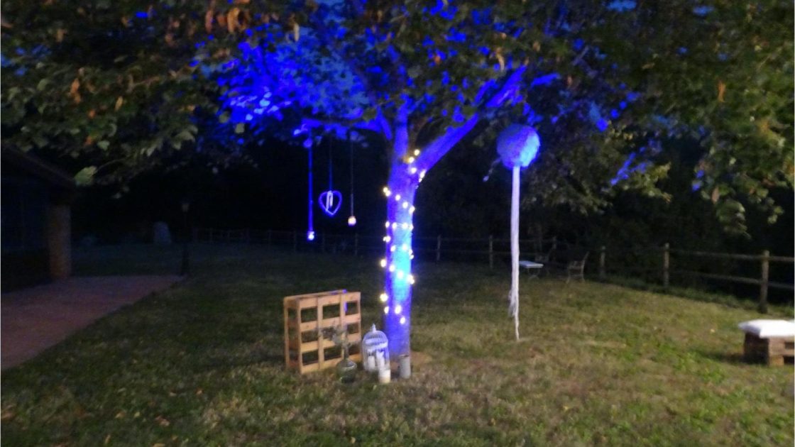 Alquiler de Iluminación para Eventos | Iluminación exterior nocturna de color azul