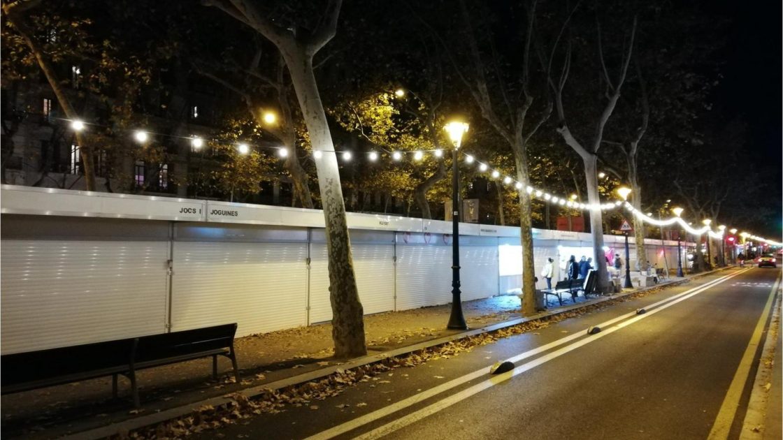 Alquiler de Iluminación para Eventos | Iluminación nocturna en un Paseo