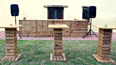 Alquiler de Mobiliario para Eventos | Mesas de Coktel de Madera y Equipos de Sonido