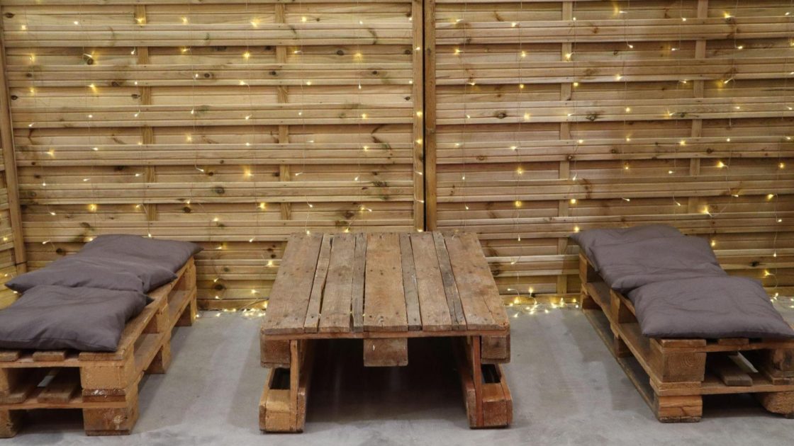 Lloguer de Mobiliari per a Esdeveniments | Sofàs de Palets de Fusta