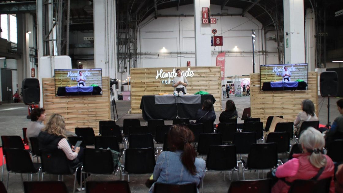 Lloguer de Mobiliari per a Esdeveniments | Estand de Fusta per a Esdeveniments amb Televisors