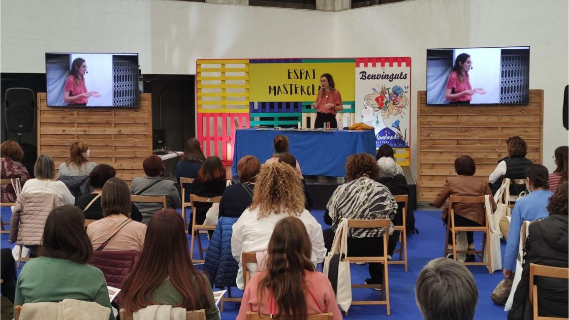 Alquiler de Iluminación para Eventos | Stand para Eventos con Televisores